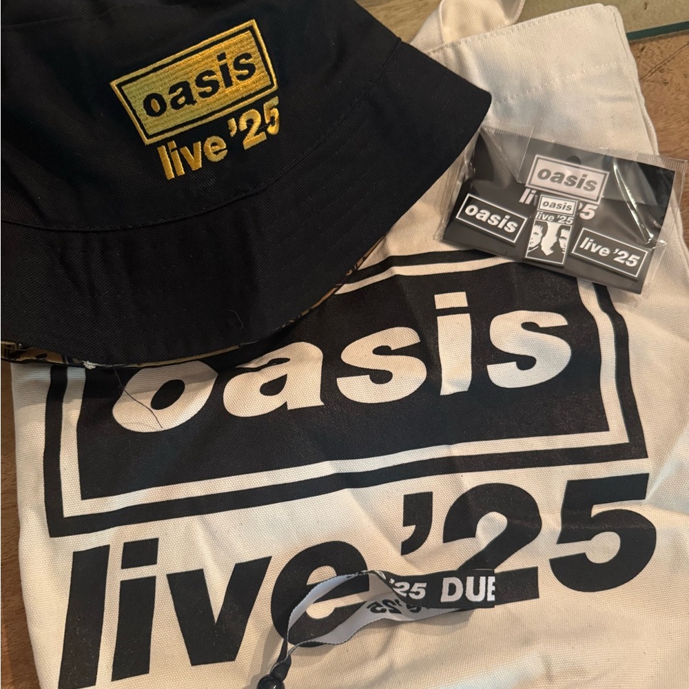 Oasis Live '25 Cream Tote and Accessories Set